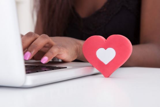 Från virtuella kontakter till romans i verkliga livet: Att bemästra din online-dejtingupplevelse